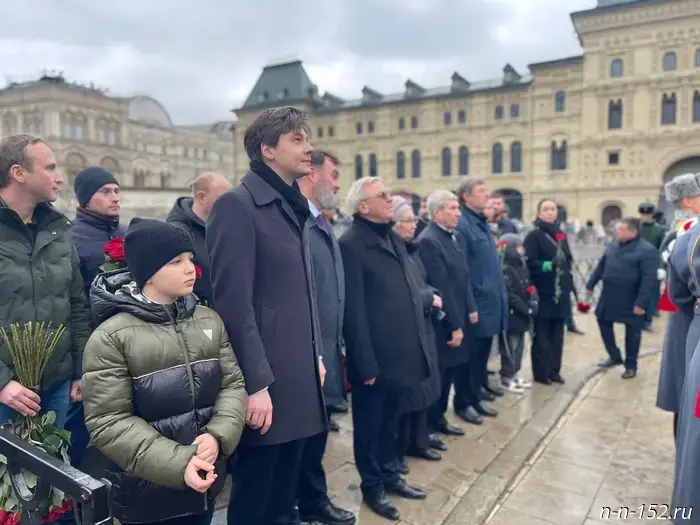 Участники акции «Алтарь Отечества» ceremonially возложили цветы к памятнику Минину и Пожарскому на Красной площади.