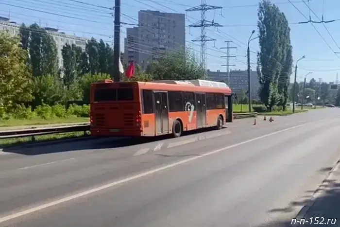 На улице Красных Зорь автобус наехал на пожилого велосипедиста.