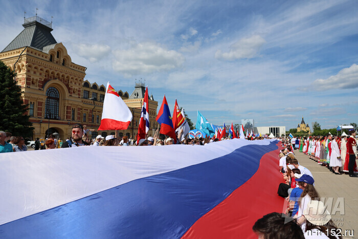A hundred-meter tricolor, dances, and a parade: how Russia Day was celebrated in Nizhny Novgorod