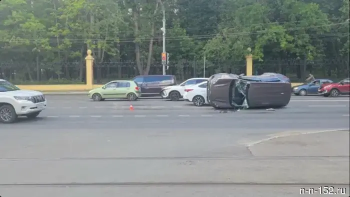 On Gagarin Avenue in Nizhny Novgorod, a driver was injured in a car accident involving two foreign cars.