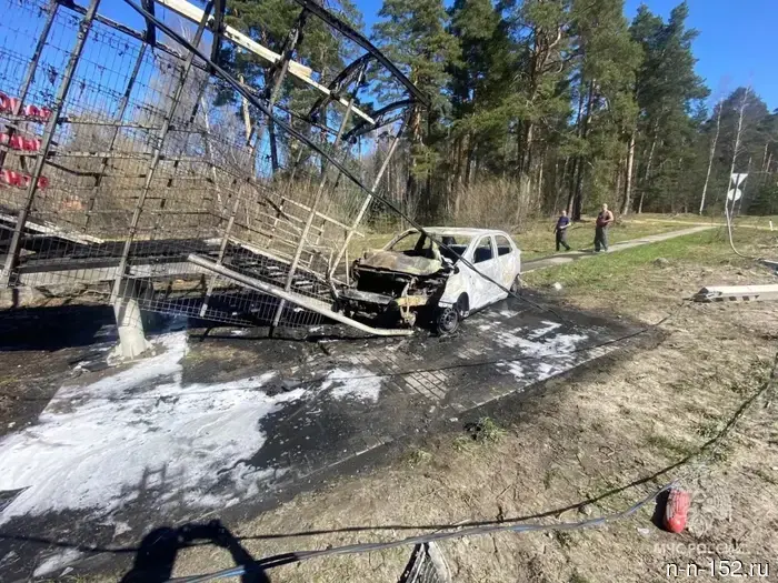 A car that crashed into an overpass burned on the M-7 in the Nizhny Novgorod region.