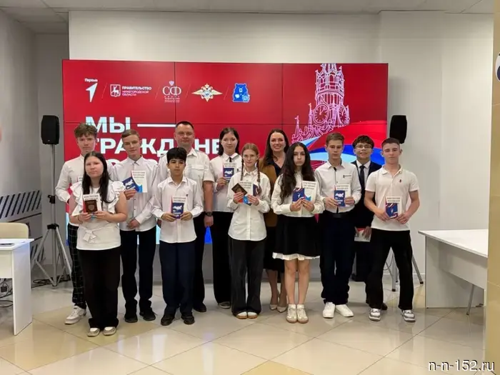 Young residents of Nizhny Novgorod were solemnly presented with their first passports on the eve of Russia Day.