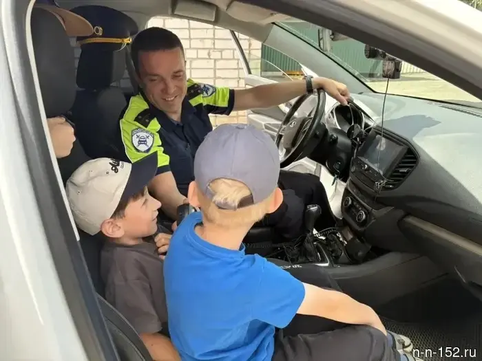 The traffic inspectors of the State Traffic Safety Inspectorate visited the children at the kindergarten.