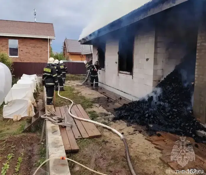 A powerful fire broke out in a private house in Nizhny Novgorod.