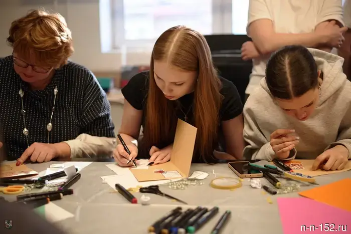 Нижегородцы совместно с социальными работниками подготовили открытки для врачей.