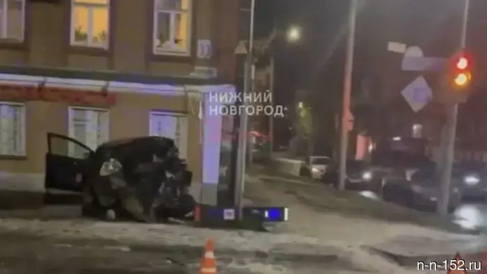 В Нижнем Новгороде было открыто уголовное дело после гибельной аварии, в которой молодой водитель BMW столкнулся с несколькими автомобилями.