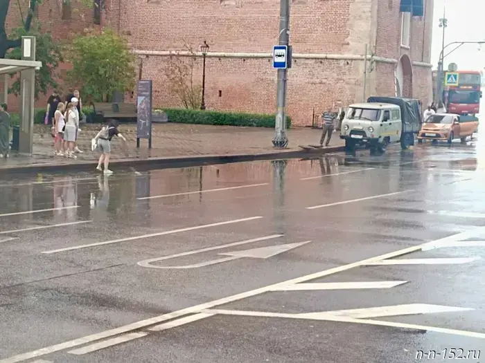 The soil was washed away at the Nizhny Novgorod Kremlin as a result of a heavy downpour.