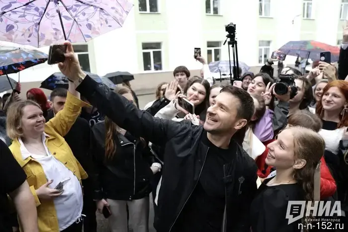 Sergey Lazarev congratulated Nizhny Novgorod graduates on their last bell - video
