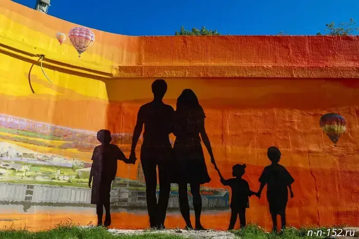 Sumptuous Nizhny Novgorod sunsets adorned the retaining wall of the Kanavinsky Bridge.