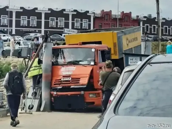 "KAMAZ" entered the pedestrian zone on the embankment in Pavlov.
