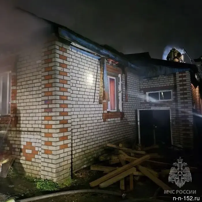 В Нижнем Новгороде разгорелся сильный пожар в частном доме.