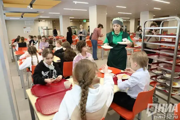 Schoolchildren in Nizhny Novgorod are now being served pancake sandwiches.