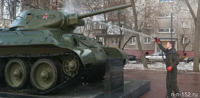 В Нижнем Новгороде начали мыть памятники и мемориалы перед началом месячника по благоустройству.