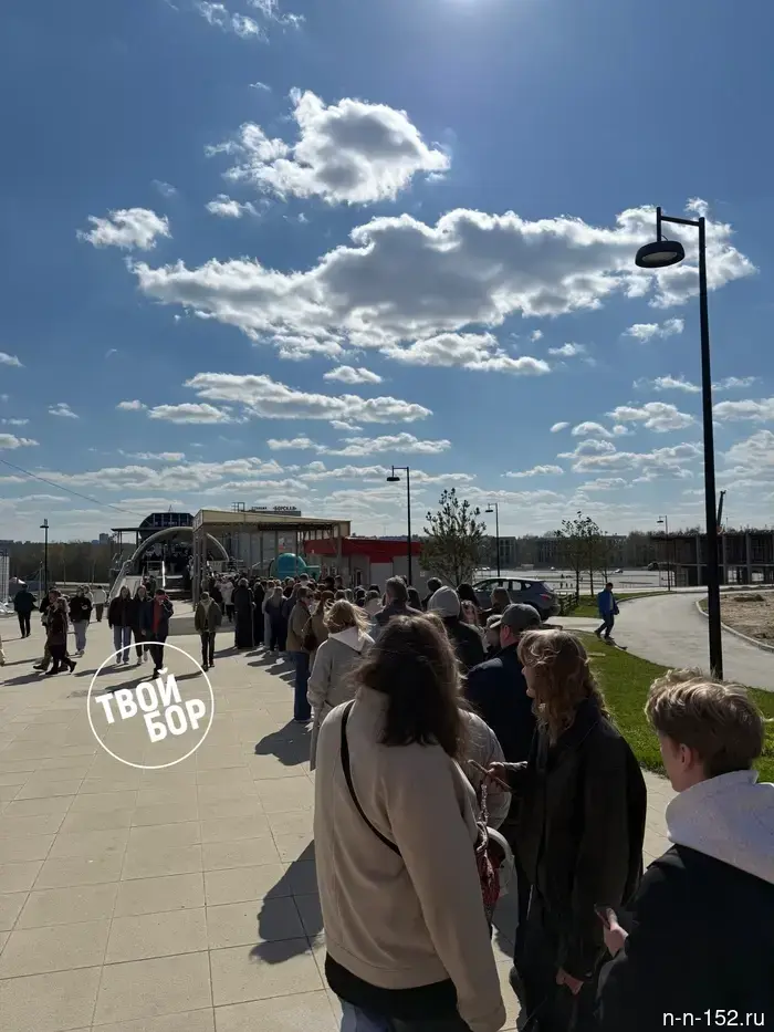 Nizhny Novgorod residents lined up in a huge queue for the cable car to Bor.