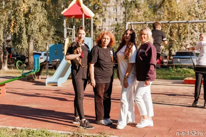 Community police officers helped install a children's playground in Avtozavod.