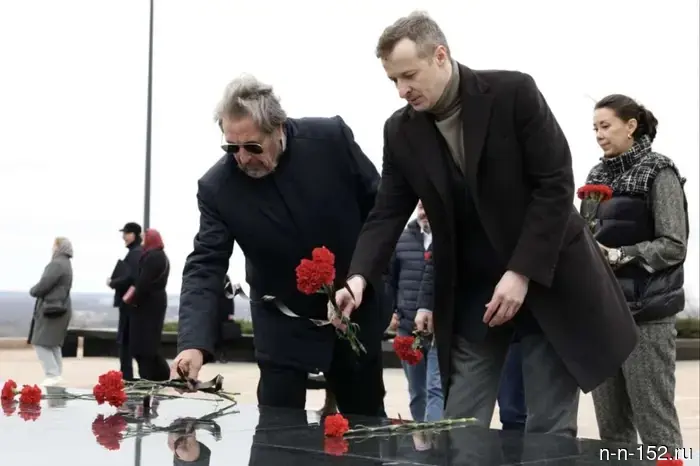 Дмитрий Старостин и Эррол Маск принесли цветы к Вечному огню.