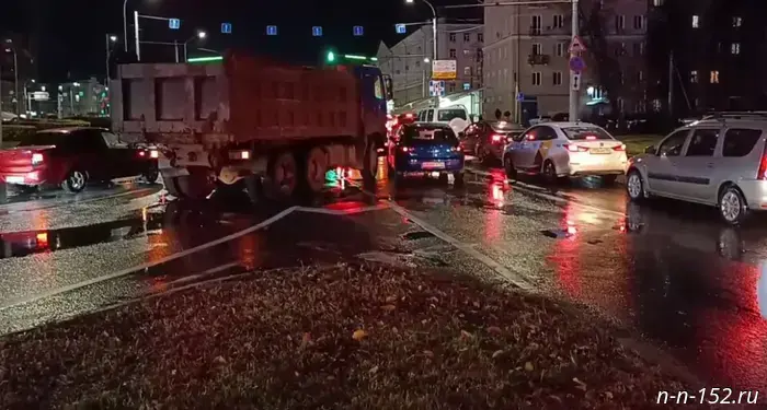 A young woman was injured in a car accident in the center of Nizhny Novgorod due to a collision between a truck and a Mazda.