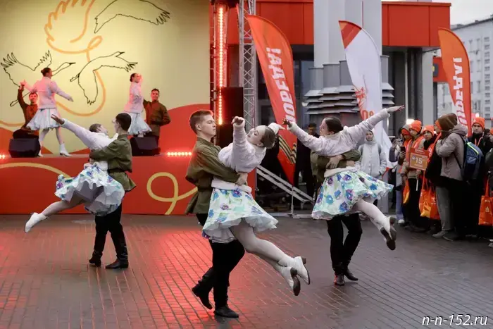 500 children from Nizhny Novgorod set off to learn about the history of Saint Petersburg.