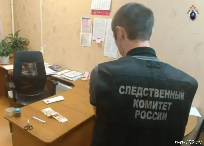 В Дзержинске Нижегородской области мужчину, которого обвиняют в попытке дачи взятки, привели к суду.