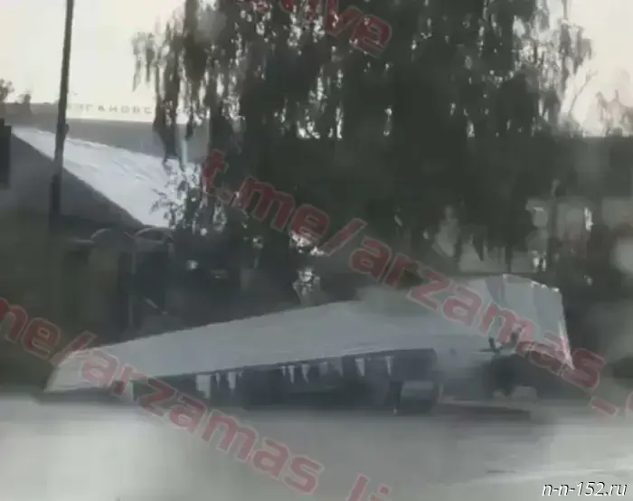 Ураганный ветер снес крышу дома и повалил деревья в Арзамасе.