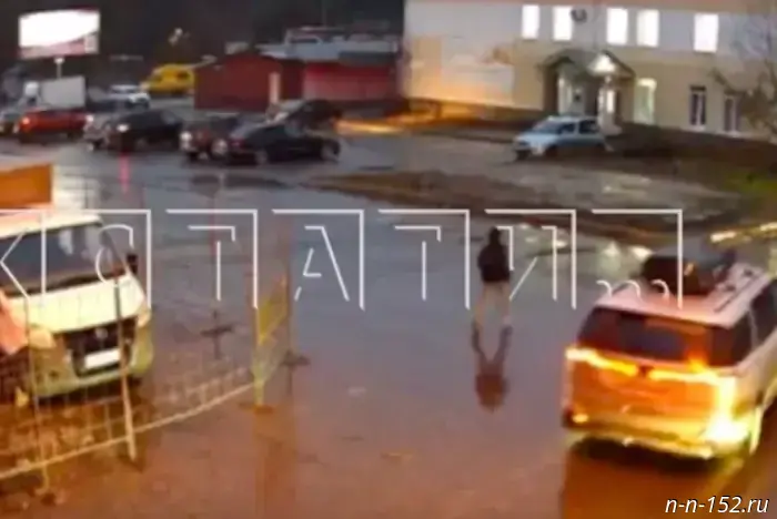 Момент трагической гибели 11-летнего мальчика под двумя автомобилями в Выксе был запечатлен на видео.