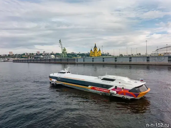 Нижегородские «Метеоры» и «Валдаи» украшены хохломой и туристическими символами.