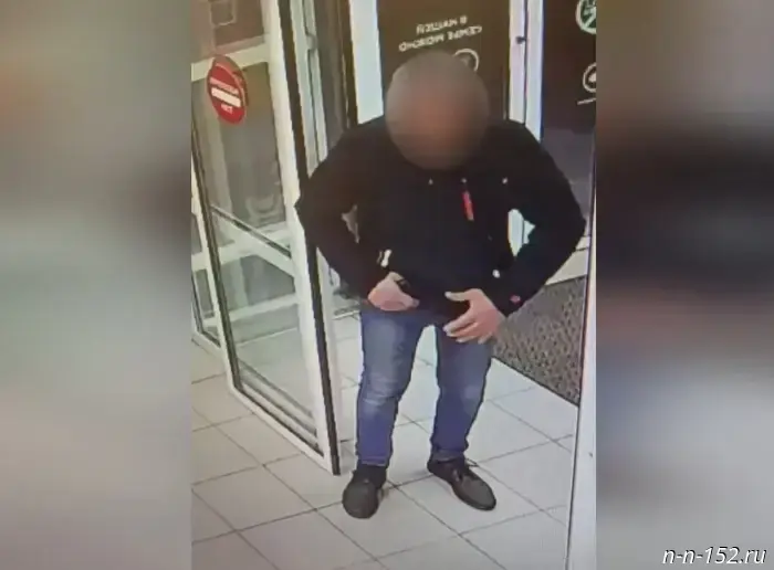 Бездоменный человек с пистолетом осуществил ограбление супермаркета в Нижнем Новгороде — видео.