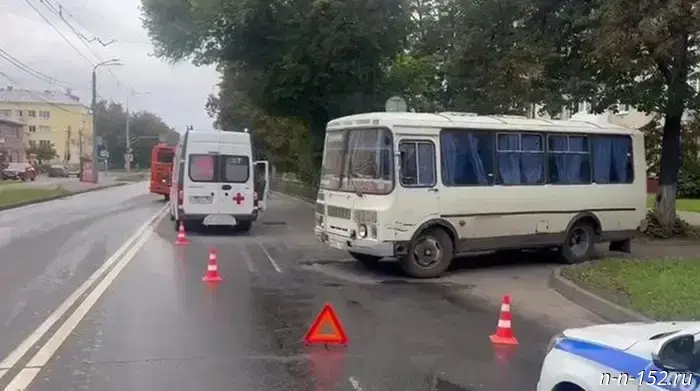 ПАЗ столкнулся с Ambulance, в которой находились дети, на Автозаводе.