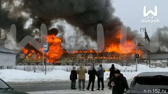 В Нижегородской области горит склад с мукой, охвативший площадь в 1000 квадратных метров.