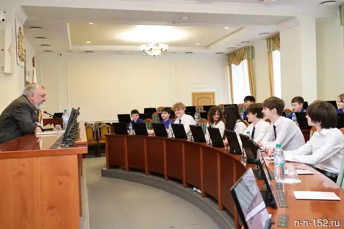 Депутаты ЗСНО активизируют взаимодействие с молодежью через открытый диалог.