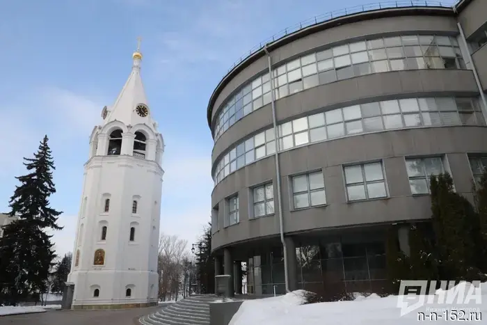 Чиновникам Нижегородской области запретили приобретать дорогие автомобили и мобильные телефоны.