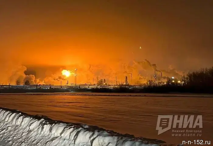 Масштабная атака беспилотников в Нижнем Новгороде: пострадали объекты "Лукойла" и тепловой электростанции.