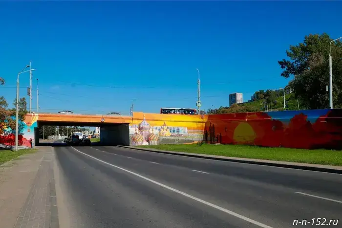 Sumptuous Nizhny Novgorod sunsets adorned the retaining wall of the Kanavinsky Bridge.
