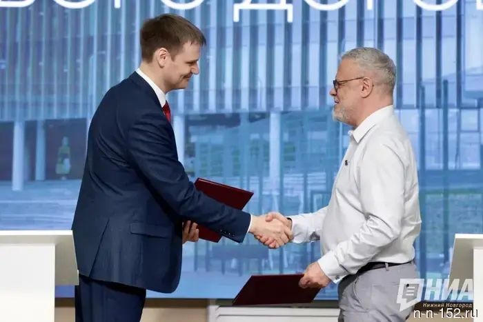 Марк Сартан останется на посту руководителя Школы 800 еще на пять лет.