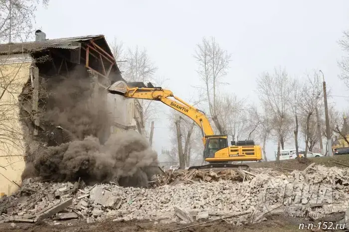 The demolition of two houses has begun in the Krasny Prosveshchenets quarter of Nizhny Novgorod.