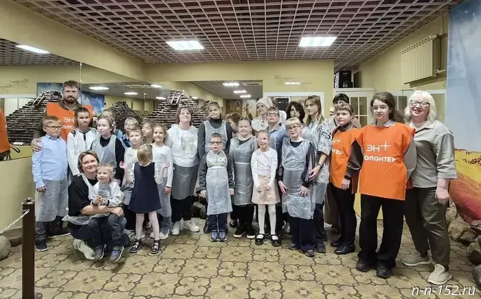 Волонтеры Эн+ совместно с детьми с нарушениями зрения побывали в шоколадном музее.