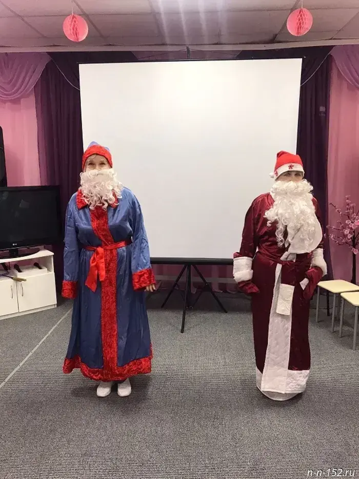 Белый посох, красный нос — это Santa Claus.