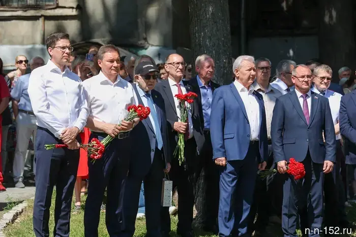 В центре Нижнего Новгорода был установлен памятник академику Гапонову-Грехову.