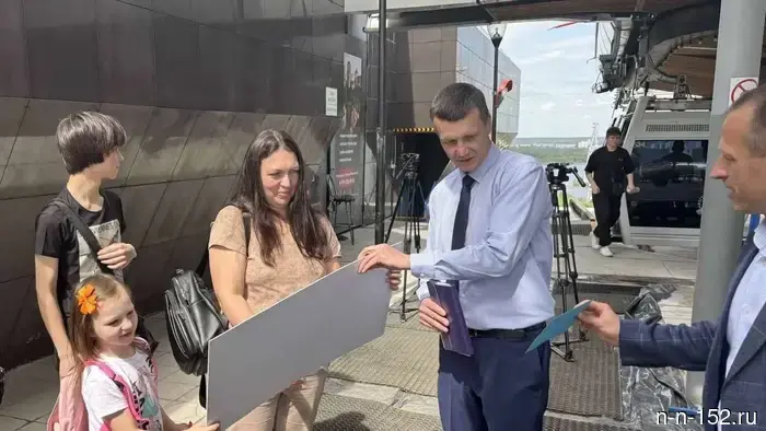 Жительница Бора стала 25-миллионным туристом нижегородской канатной дороги.