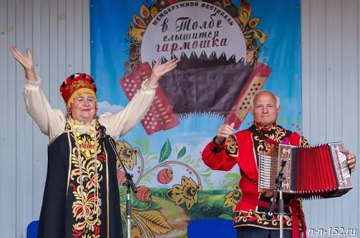 An accordion can be heard in Tolba.