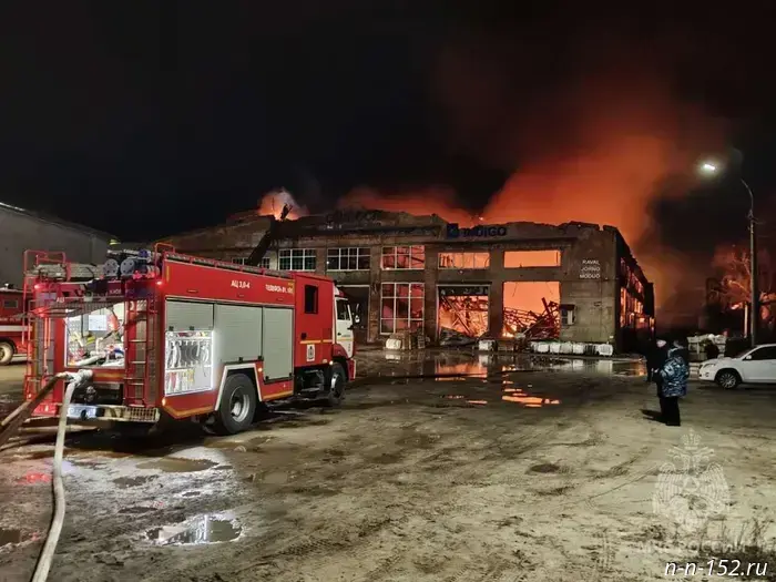 Firefighters are extinguishing a major fire in Sormovo.