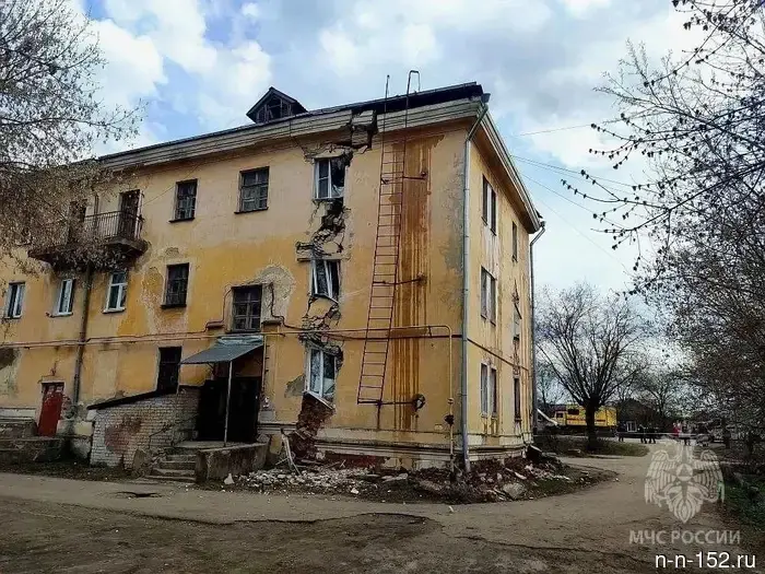 В Балахне жилой дом стал трескаться: существует угроза обрушения.