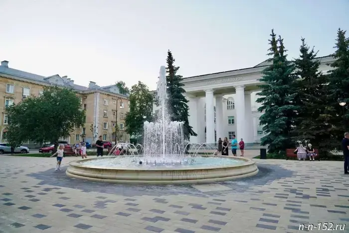 Открылся обновленный парк с фонтаном рядом с ДК Орджоникидзе — фотографии.