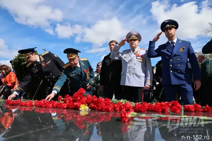 В Нижнем Новгороде отпраздновали День Победы: без шествия, но с почтением к истории.
