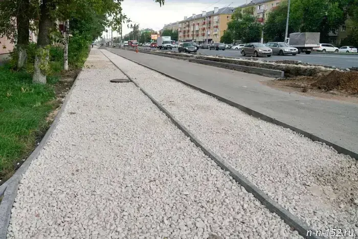 A kilometer-long bike path is being constructed on Lenin Avenue in Nizhny Novgorod.
