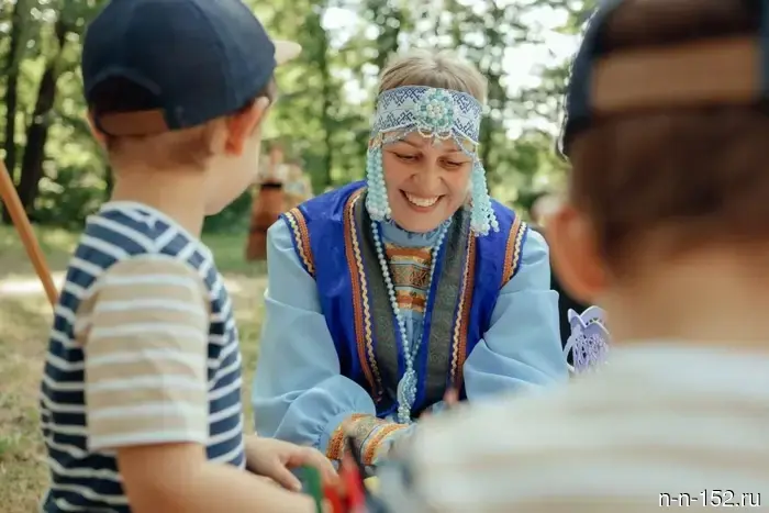 Семейный фестиваль «Ромашковый луг» в Арзамасе собрал более тысячи участников.
