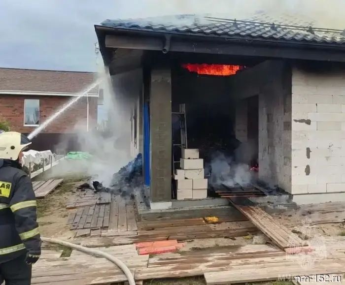 A powerful fire broke out in a private house in Nizhny Novgorod.