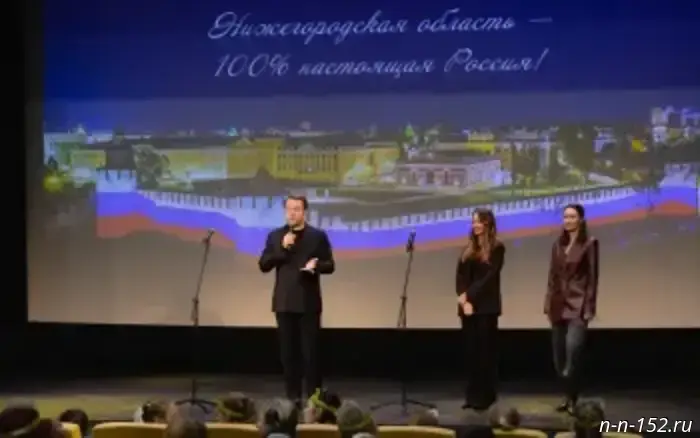 Специалисты SuperJob провели исследование на тему мнения о том, что взрослые дети должны поддерживать своих родителей. По данным аналитиков SuperJob, нижегородцы в среднем тратят на помощь родителям 11,1 тыс. рублей. В прошлом году эта сумма составляла 10 200 рублей, а в 2023 году — 10 500 рублей. Каждый второй россиянин считает, что взрослые дети обязаны помогать родителям финансово в любом случае. Третья часть опрошенных поддерживает помощь только в случае тяжелого финансового положения родителей, тогда как 7% отвергают идею такой поддержки. 9% респондентов затруднились с ответом на данный вопрос. Мужчины несколько чаще, чем женщины, поддерживают безусловную помощь родителям (53% против 49%), в то время как россиянки чаще склоняются к мнению, что помощь стоит оказывать только в сложной ситуации (35% против 30% среди мужчин). В реальной практике финансовая поддержка родителей довольно распространена: 22% россиян помогают родителям постоянно, 36% — время от времени по необходимости, 8% — изредка. Только 12% респондентов не помогают родителям и не получают от них помощь, а 16% признались, что получают поддержку от родителей. За последние 15 лет практика финансовой помощи родителям стала более распространенной. Доля тех, кто помогает родителям на постоянной основе, возросла с 18% в 2010 году до 22% в 2025 году, а тех, кто помогает время от времени — с 32% до 36%. При этом доля тех, кто получает помощь от родителей, снизилась с 26% до 16%.
Ещё новости по теме:
Нижегородцы среднем тратят на помощь родителям 11,1 тысячи рублей в месяц, что выше, чем в прошлом году, когда сумма составляла 10,2 тысячи рублей. Аналитики SuperJob провели исследование о том, сколько нижегородцы выделяют на помощь своим родителям.
Новости соседних регионов:
Каждый второй житель Улан-Удэ считает, что взрослые дети должны оказывать материальную помощь родителям в любом случае, согласно опросу SuperJob.
Перекрестный вопрос о размере помощи родителям также обсуждается в Новосибирске, Саратове и других городах, где значительно варьируются суммы, потраченные на финансовую помощь родителям. Например, волгоградцы в среднем тратят 9 900 рублей в месяц, а петербуржцы — 15 500 рублей.
