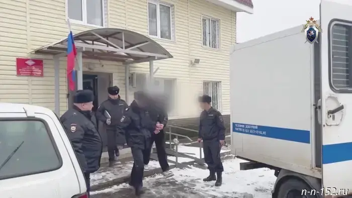 Межрегиональное управление Росприроднадзора по Нижегородской области и Республике Мордовия продолжает контролировать процесс реконструкции Нижегородской станции аэрации (НСА). Все работы должны проводиться в соответствии с обязательными экологическими нормами и соответствовать ранее выданному положительному заключению государственной экологической экспертизы. Напомним, что это заключение было утверждено в 2021 году и действует в течение шести лет. Необходимость реконструкции станции аэрации вызвана физическим и моральным устареванием сооружения НСА за время его эксплуатации. В результате состав очищенных вод не отвечает требованиям сброса по технологическим стандартам наилучших доступных технологий. 

Во время очередной пятой проверке инспекторы надзорного ведомства снова выявили нарушения природоохранных требований на объекте. При осмотре площадки были обнаружены свалки отходов между вторичными отстойниками и аэротенком. В плоскостях неорганизованного хранения находились бетонный лом, металлические остатки и древесные отходы. Также был найден земельный участок площадью более 1700 квадратных метров, засоренный строительными отходами. 

Генеральным подрядчиком реконструкции Нижегородской станции аэрации выступает Федеральное автономное учреждение «РосКапСтрой». Этому предприятию был передан в управление весь строительный объект, включая обязательства по его содержанию в соответствии с экологическими нормами. 

В ближайшее время будут составлены протоколы и вынесены постановления о привлечении к административной ответственности в отношении юридического лица и ответственных должностных лиц. Федеральному автономному учреждению «РосКапСтрой» выдано предписание на обязательное устранение всех выявленных нарушений, его исполнение находится под контролем надзорного ведомства. Также решается вопрос о размере вреда, нанесенного окружающей среде.