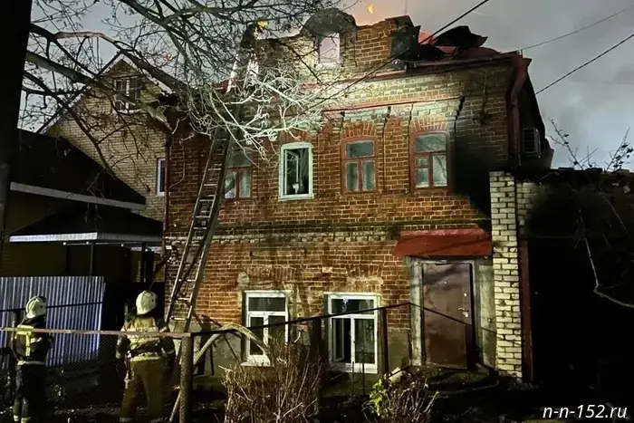 Два человека успели выбраться ночью из горящего дома, расположенного в переулке Парниковом.